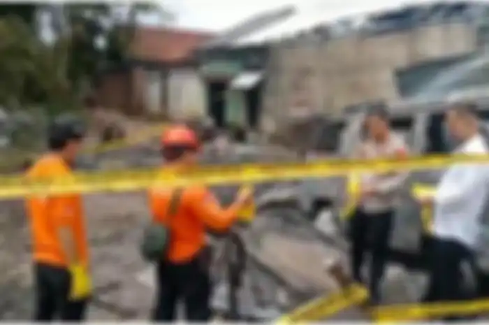 Gudang BBM Pertalite Ilegal di Muara Enim terbakar.