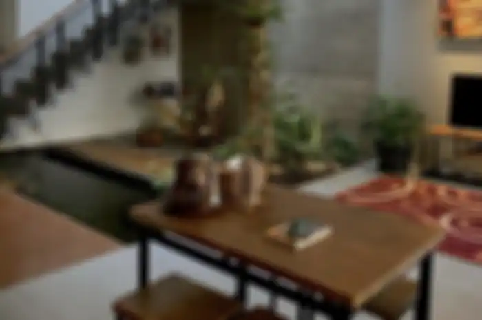 Pecinta gaya minimalis langsung sungkem. Sebab, rumah tropis di Malang bikin mata terbelalak. Foto interiornya jadi favorit.