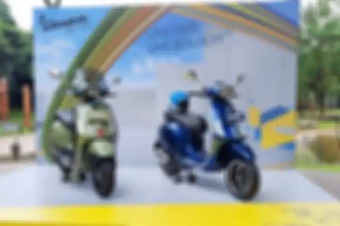 Ilustrasi harga motor Vespa Sprint 150 bulan Desember 2022, tipe standar dan S dapat voucher eksklusif potongan harga.