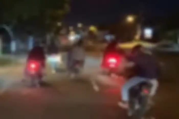 Gerombolan pemotor ugal-ugalan di Sukoharjo.