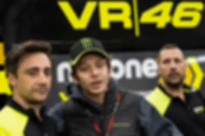 Valentino Rossi (tengah) dengan tim balapnya jadi rebutan Yamaha dan Ducati untuk menjadi skuat MotoGP satelit. Kira-kira Valentino Rossi pilih mana?