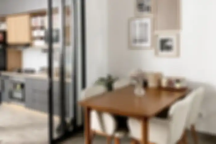 Desain ruang makan yang diberi sentuhan unik bikin penghuni rumah minimalis senyum-senyum. Foto interiornya jadi referensi.