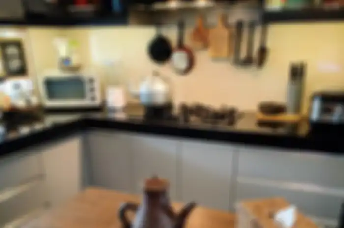 Desain dapur mungil yang menjadi satu dengan ruang makan dan area keluarga ternyata wajib pakai warna ini. Lihat foto interiornya.