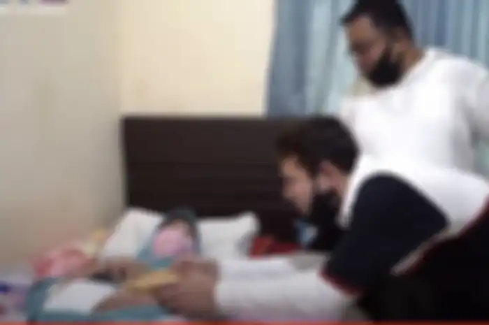 Raffi Ahmad sempat memberi hadiah buat Aminah Cednrakasih Mak Nyak Si Doel bersama Rano Karno. Foto barengnya tinggal kenangan.