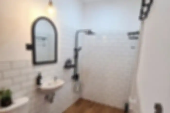 Desain kamar mandi sempit ini memiliki kelebihan dengan membuat pemilknya bebas bergerak. Foto interiornya ungkap trik rahasia.