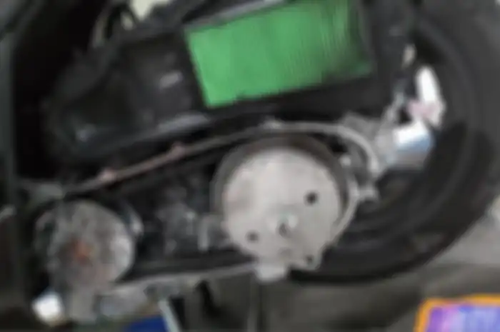 Ilustrasi v-belt di CVT motor matic Honda PCX 160.