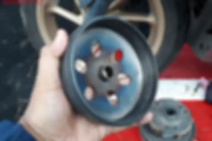 Kebiasaan menggantung gas di motor matic bisa bikin 2 komponen CVT ini rusak