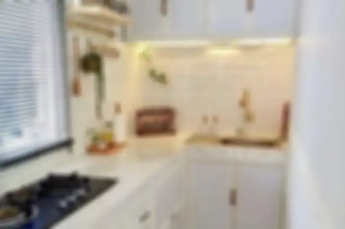 Banyak pemilik rumah sebel melihat foto dapur sempit yang tampak berantakan. Ternyata 7 cara tak biasa jadi obatnya.