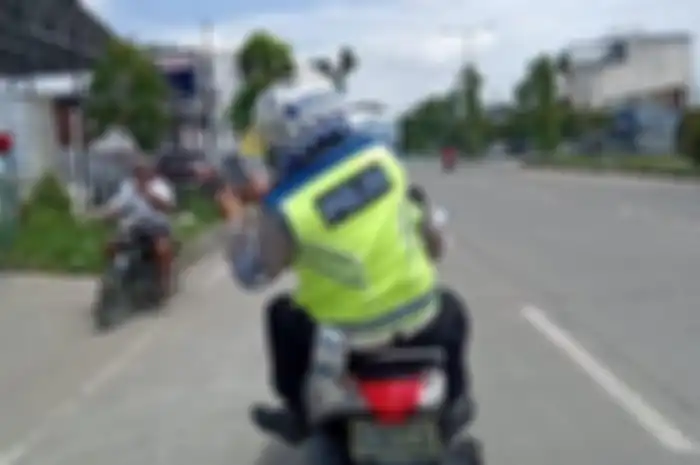 Polisi patroli membawa HP untuk tilang elektronik