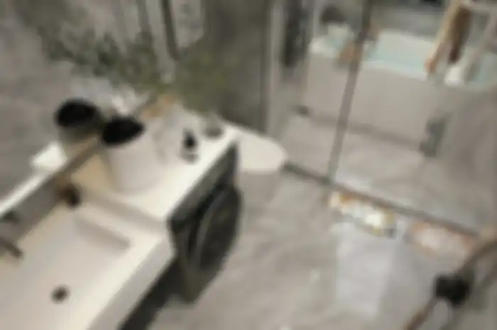 Foto interior kamar mandi mungil yang kian cantik menawan berkat cermin model begini. simak ulasannya.