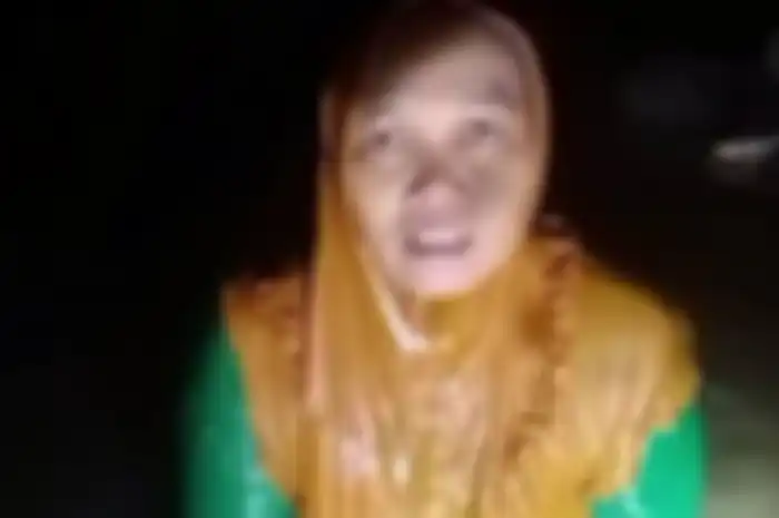 Seorang ibu nekat mandi di sungai tengah malam demi mendapat gift penonton Tiktok