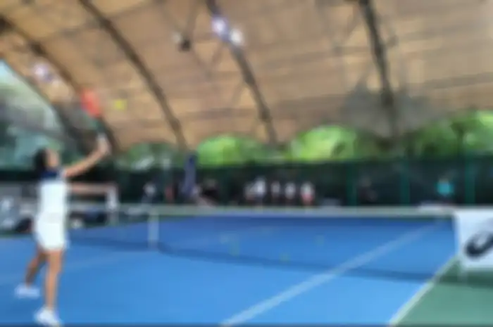 Aldila ikut memberikan coaching clinic ke komunitas tenis
