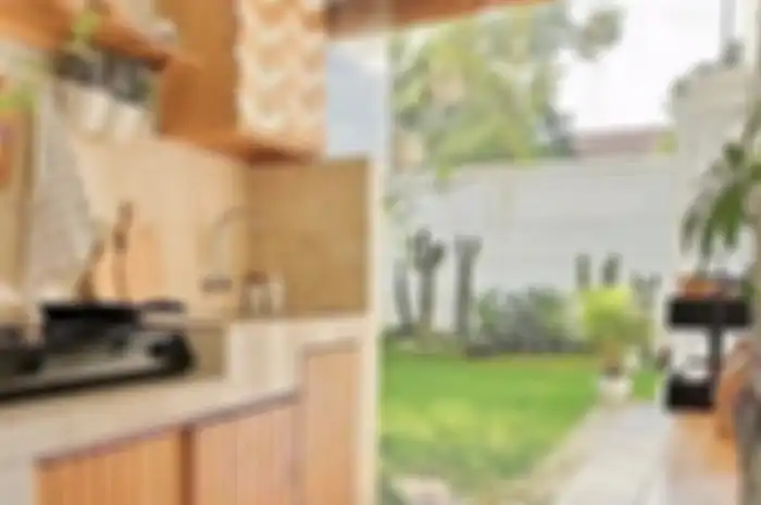 Rupanya inilah alasan kenapa foto desain dapur mungil yang diunggah di media sosial selalu berada di belakang rumah. 
