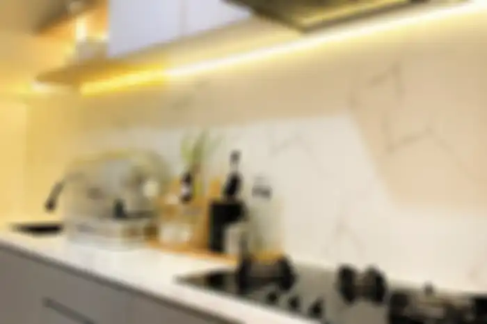 Foto tampilan desain dapur kecil dengan model pencahayaan ini kian aesthetic. Ada yang sengaja dipasangi lampu bentuk tak biasa.