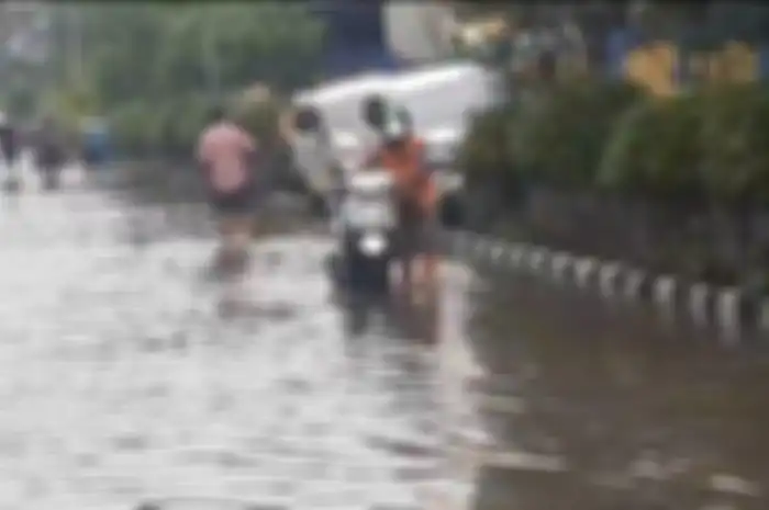 Pengendara dorong motor mogok akibat banjir rob yang melanda kawasan Pelabuhan Muara Angke di Pluit, Penjaringan, Jakarta Utara hari Minggu (25/12/2022).