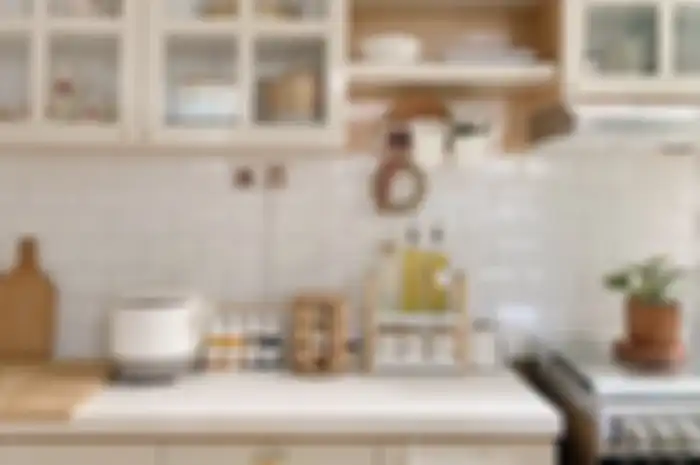Usai dapat trik mujarab mengatur dapur kecil yang efektif mertua pemilik rumah minimalis tersenyum puas. Foto interiornya jadi lebih luas.