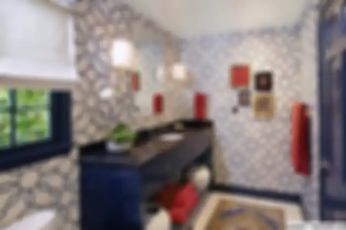 Dengan berani meniru dekorasi warna mencolok, pemilik rumah minimalis dapat foto interior kamar mandi mungil seperti begini.