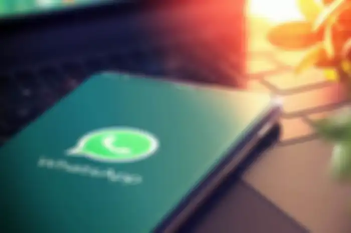 Ilustrasi WhatsApp di perangkat HP lawas