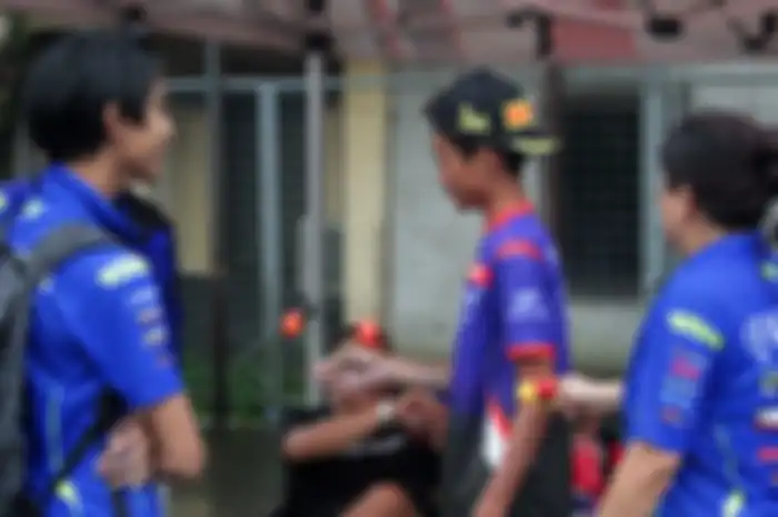 Latto-latto, permainan tradisional yang kini sedang digandrungi para remaja. Termasuk para pembalap belia yang ikut ketagihan. 