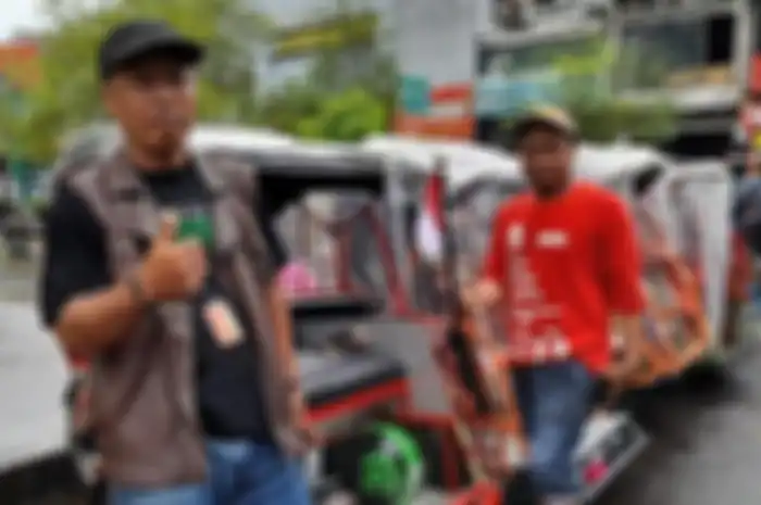 Parmin (kiri), Ketua Persatuan Becak Motor Yogyakarta mengaku ada kenaikan pendapatan hingga 50 persen selama libur Natal 2022.