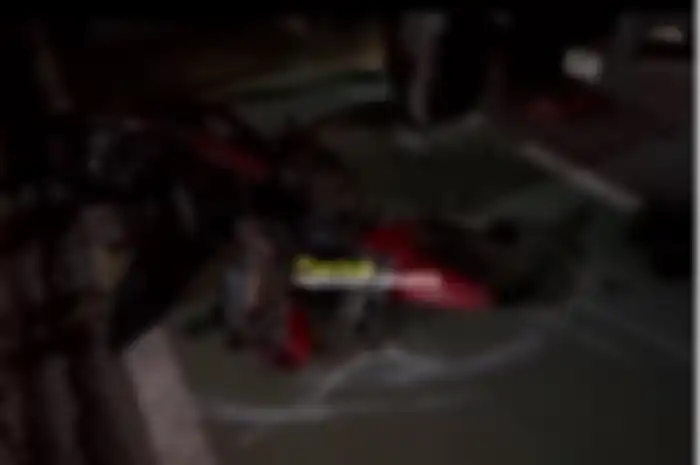 Pengendara motor bebek Yamaha Vega R tutup usia ditabrak truk sampah DKI di Jalan Gatot Subroto.