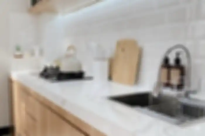 Foto tampilan meja dapur masih terlihat kotor lantaran 5 kesalahan sepele ini sering dilakukan. Begini cara mengatasinya.