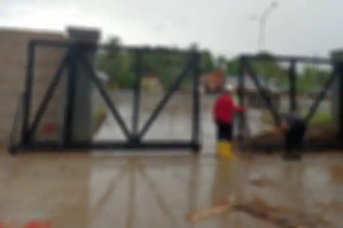 Kawasan sekitar sirkuit Mandalika banjir, gerbang sirkuit sampai tersapu.