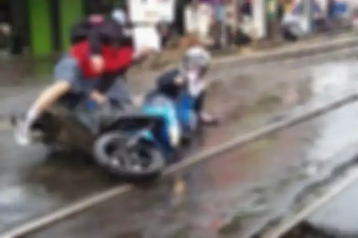 Cuaca ekstrem hujan deras dan angin kencang rawan kecelakaan, pakar safety riding bagikan tips naik motor aman.