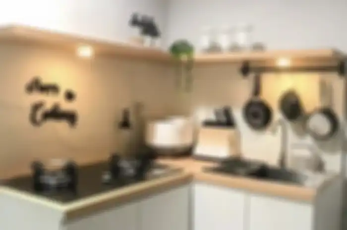 Foto interior dapur kecil di rumah minimalis enak buat ditiru agar terlihat ringkas. Perabotnya disimpan pakai cara tak biasa.