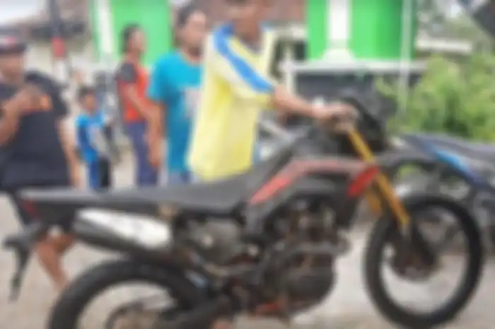 Warga temukan motor trail misterius Honda CRF150L di dalam Waduk Mojomanis Lamongan.