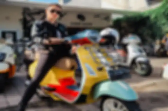 Motor Vespa Primavera edisi Sean Wotherspoon jadi motor yang pertama kali dikendarai CInta Laura di jalan raya.