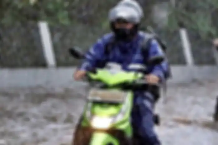 Ilustrasi pemotor berkendara saat hujan lebat. BMKG sebut ada potensi cuaca ekstrem dua hari kedepan.