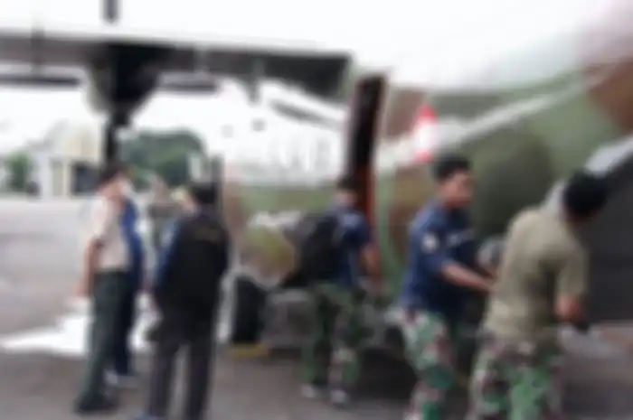 Pemerintah Provinsi DKI Jakarta bersama TNI AU melakukan teknologi modifikasi cuaca, berton-ton semaian garam ditebar ke langit Jakarta untuk cegah cuaca ekstrem.
