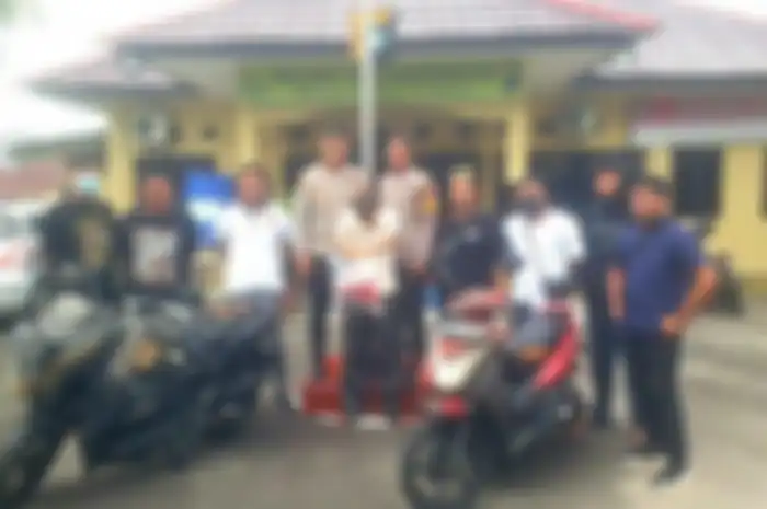 Motor matic Honda PCX dan Yamaha Mio Soul dibakar tetangga. Penyebab karena pemilik suka bakar sampah.