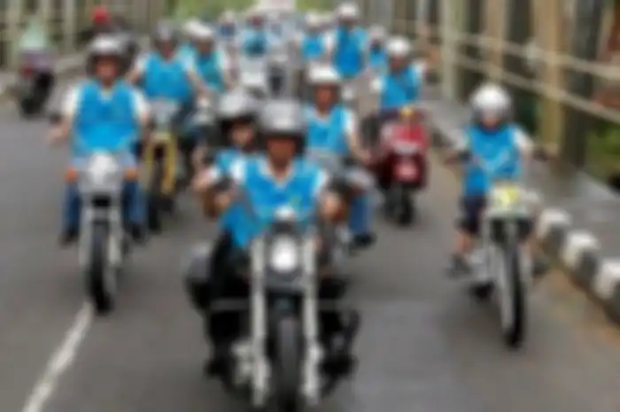 Momen jajaran PT PLN konvoi motor listrik di Jogja.