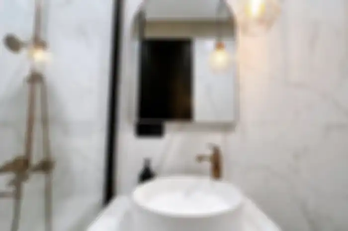 Pemilik rumah minimalis memakai trik murah feng shui. Hasilnya, kamar mandi mungil terbukti lebih sehat. Foto interiornya bikin bangga.