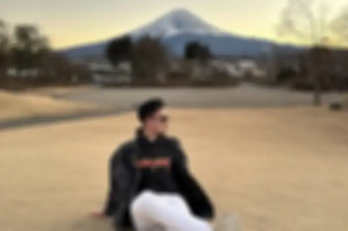 Verrell Bramasta yang asyik foto di tempat wisata Tokyo dapat pengalaman buruk saat liburan. Sikap polisi Jepang bikin kesal.