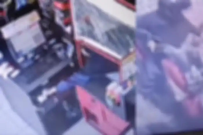 Emak-emak naik motor matic Yamaha NMAX curi uang kasir Alfamidi, aksinya terekam kamera CCTV.