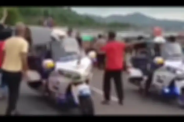 Video motor Honda Gold Wing milik Polisi MIliter gagal cegah massa hadang mobil Presiden Jokowi di Bima, NTB, Rabu (28/12/2022).