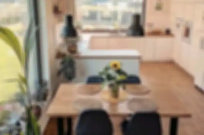 Pemilik rumah minimalis dapat melakukan penyegaran desain dapur sempit. Foto interiornya terasa lebih dinamis di bagian ini.