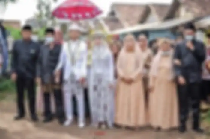 Banyak netizen yang belum tahu soal alasan ayah Norma Risma ogah lepas masker saat nikahkan anaknya. Foto pernikahan sang anak dibahas.