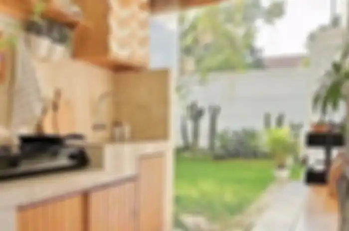 Pemilik rumah minimalis bisa menambah ilmu lagi. Begini cara merombak desain dapur terbuka. Foto hasilnya terlihat lebih adem.