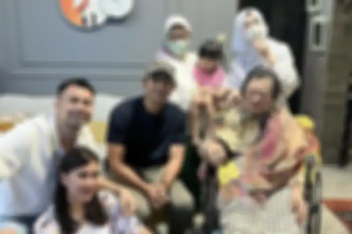 Inilah deretan foto rumah mwwah Mami Popon nenek Raffi Ahmad yang jarang terekspos. Ruang tamunya dipenuhi dekorasi ini.
