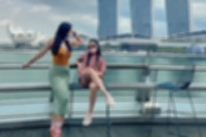 Denada memamerkan pose kece di Singapura. Foto terkini sang artis bikin Vega Darwanti iri. Lihat yuk foto penampilan Denada.