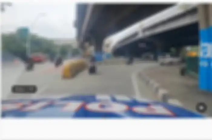 Pemotor cuek lawan arah di Plumpang, enggak sadar ada polisi yang sedang lakukan tilang ETLE