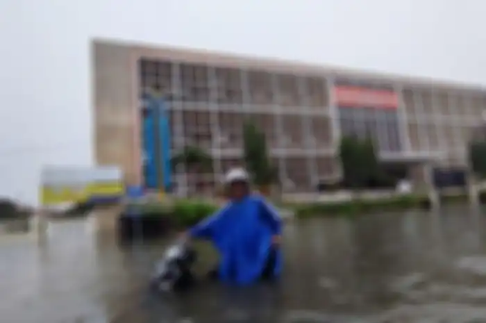 Puluhan motor mogok karena terendam banjir di Semarang.
