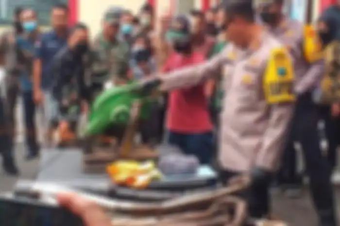 Momen pihak Polres Blitar memusnahkan puluhan knalpot brong. 