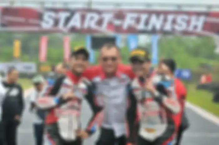 Rudi Hadinata (tengah) Manajer Tim ART Jogja dan juga pria yang dikenal bisa mengembangkan pembalap muda, sampai ke MotoGP. 
