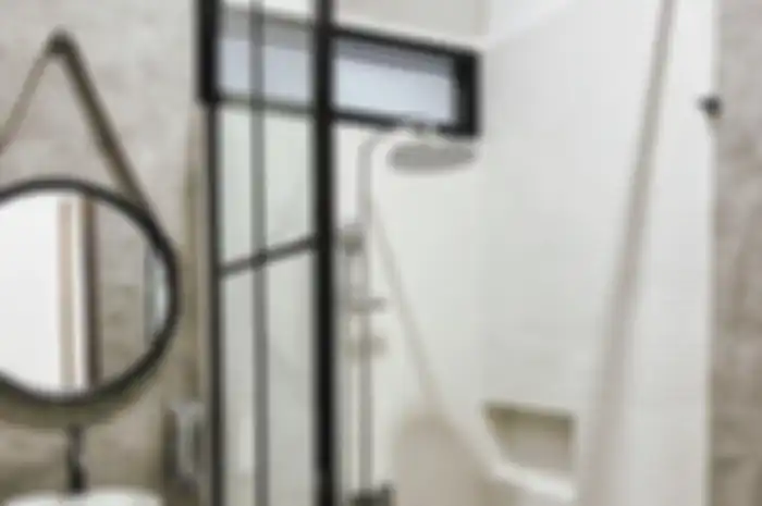 Tampilan kamar mandi mungil yang terlihat lebih luas membuat foto interiornya jadi favorit. Rupanya ini yang digarap.