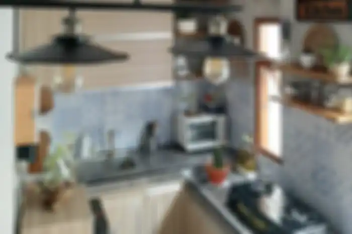 Rumah mungil yang dibangun sendiri nggak sampai menguras rekening. Cuma habis modal segini. Foto desain dapur sempitnya disorot.